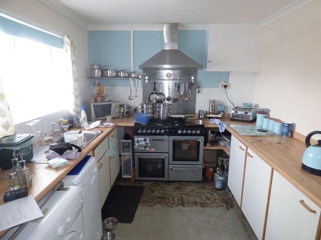  Image of 3 Bedroom Semi-Detached for sale at Warwick Way  Barry, CF62 9AB