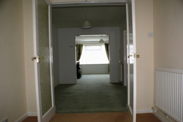  Image of 3 Bedroom Semi-Detached to rent at HATHAWAY DRIVE WHINMOOR LEEDS, LS14 2DJ