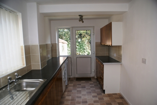  Image of 3 Bedroom Semi-Detached to rent at HATHAWAY DRIVE WHINMOOR LEEDS, LS14 2DJ