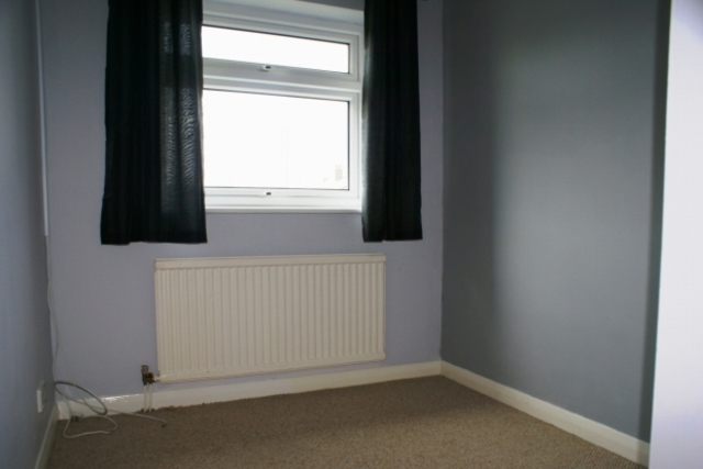  Image of 3 Bedroom Semi-Detached to rent at HATHAWAY DRIVE WHINMOOR LEEDS, LS14 2DJ