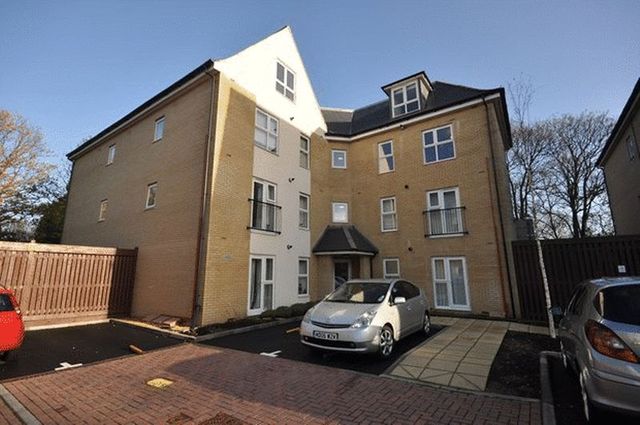  Image of 2 Bedroom Flat to rent at Archers Road  Southampton, SO15 2LQ