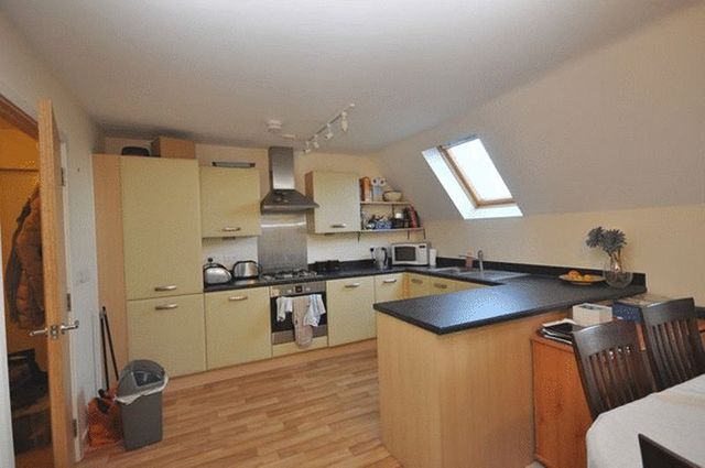 Image of 2 Bedroom Flat to rent at Archers Road  Southampton, SO15 2LQ