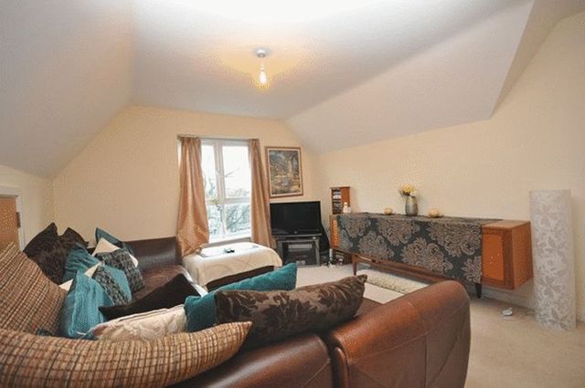  Image of 2 Bedroom Flat to rent at Archers Road  Southampton, SO15 2LQ