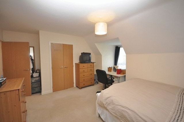  Image of 2 Bedroom Flat to rent at Archers Road  Southampton, SO15 2LQ