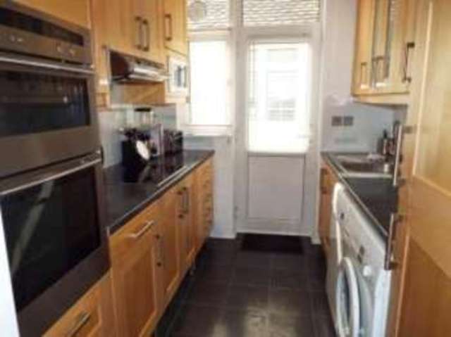  Image of 3 Bedroom Bungalow for sale at Barkingside Essex Barkingside, IG6 2EH