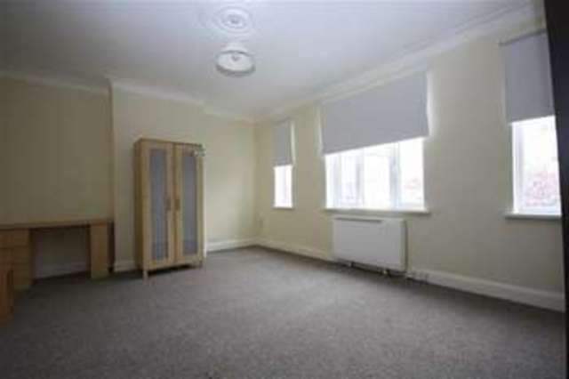  Image of 3 Bedroom Flat to rent at High Road  London, E18 2QL