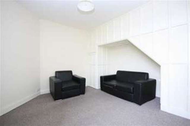  Image of 3 Bedroom Flat to rent at High Road  London, E18 2QL