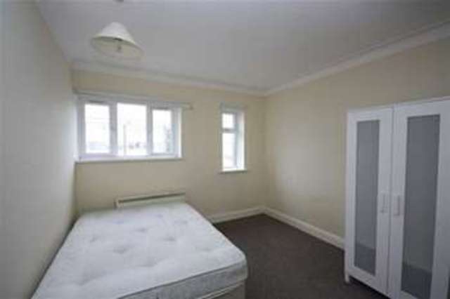  Image of 3 Bedroom Flat to rent at High Road  London, E18 2QL