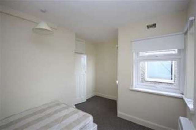  Image of 3 Bedroom Flat to rent at High Road  London, E18 2QL