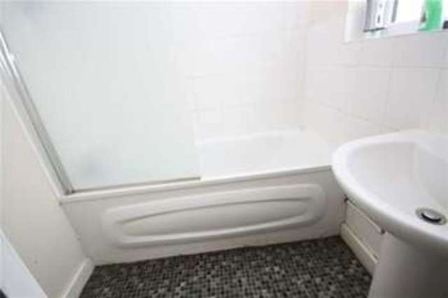  Image of 3 Bedroom Flat to rent at High Road  London, E18 2QL