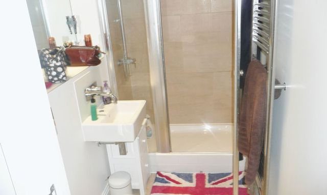  Image of 3 Bedroom Flat to rent at Lea Bridge Road  Hackney, E5 9UB