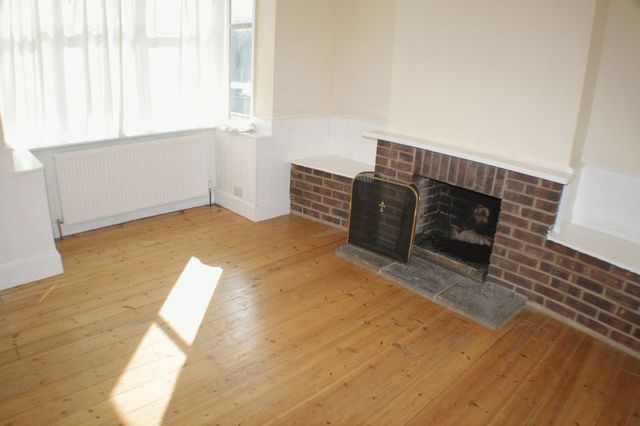  Image of 4 Bedroom Semi-Detached to rent at Loddon Bridge Road Woodley Reading, RG5 4BE