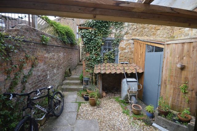  Image of 3 Bedroom Cottage to rent at St James Street  South Petherton, TA13 5BS