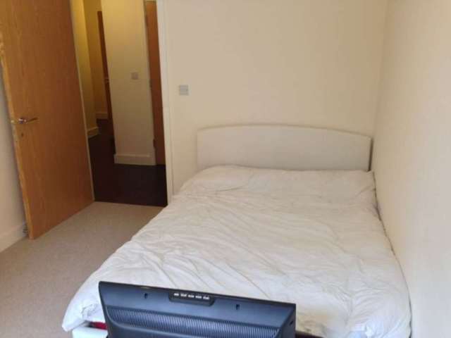  Image of 2 Bedroom Flat Share to rent at Uxbridge Road Acton London, W3 9BF
