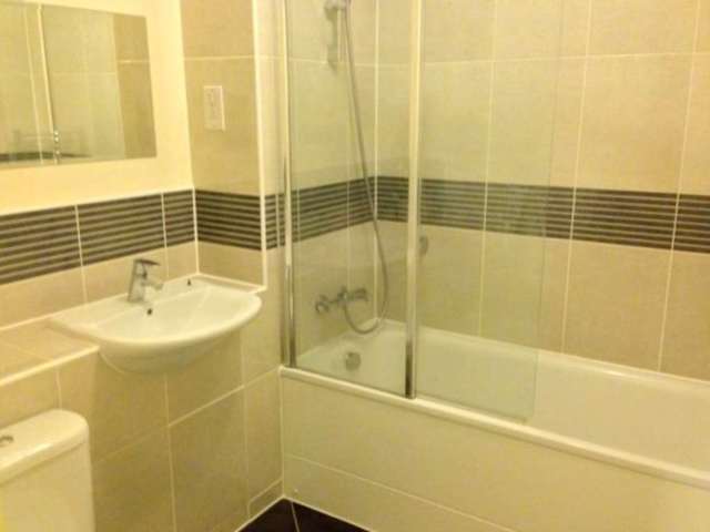  Image of 2 Bedroom Flat Share to rent at Uxbridge Road Acton London, W3 9BF