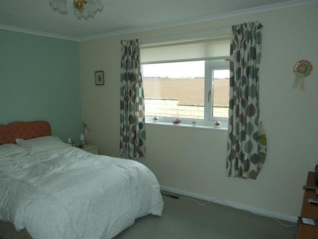  Image of 3 Bedroom Bungalow for sale at Hunmanby  Hunmanby, YO14 0LA