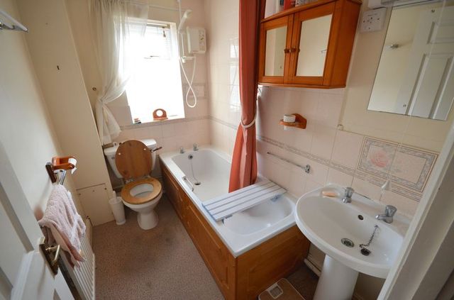  Image of 3 Bedroom Terraced for sale at Birchwood  Carterton, OX18 3JT