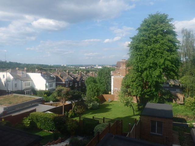  Image of 3 Bedroom Flat to rent at Coolhurst Road  Crouch End, N8 8EU