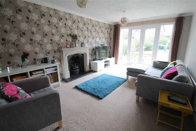  Image of 4 Bedroom Property for sale at Framefield Drive Solihull Solihull, B91 2SR