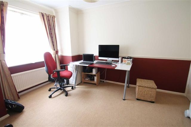  Image of 4 Bedroom Property for sale at Framefield Drive Solihull Solihull, B91 2SR