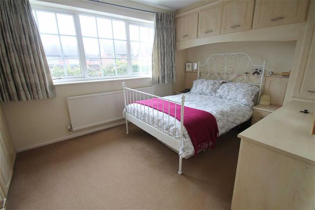  Image of 4 Bedroom Property for sale at Framefield Drive Solihull Solihull, B91 2SR