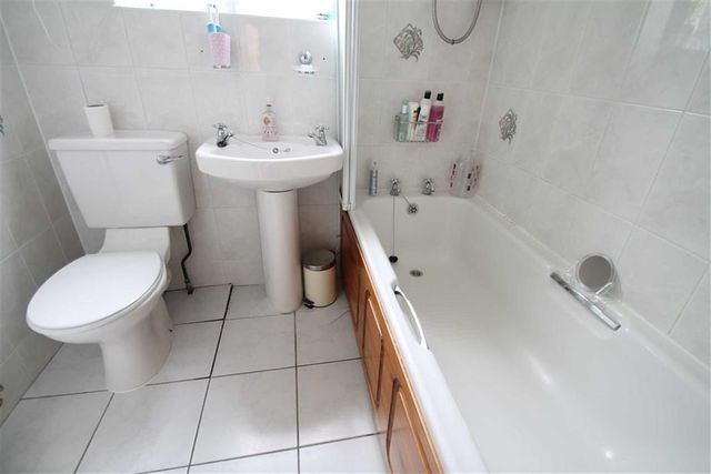  Image of 4 Bedroom Property for sale at Framefield Drive Solihull Solihull, B91 2SR