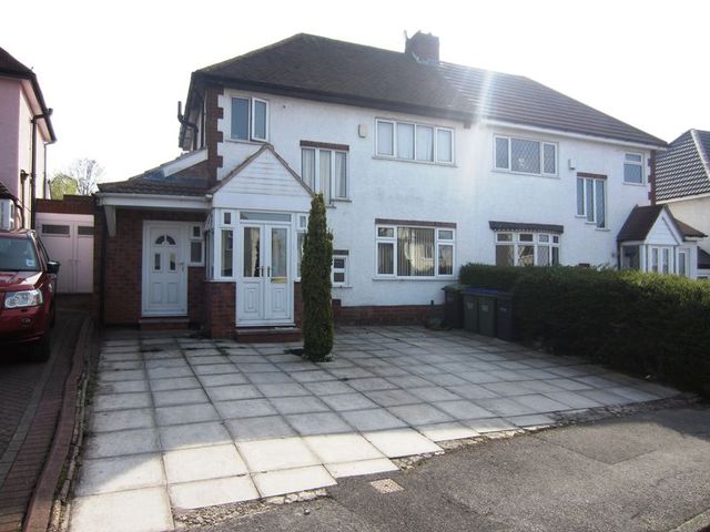  Image of 4 Bedroom Semi-Detached to rent at Grove Road  Oldbury, B68 9JL
