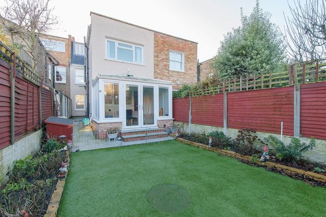  Image of 2 Bedroom Flat for sale at Langthorne Street Fulham London, SW6 6JY