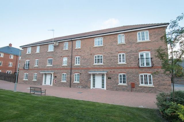  Image of 2 Bedroom Flat for sale at The Boulevard Tangmere Chichester, PO20 2AN