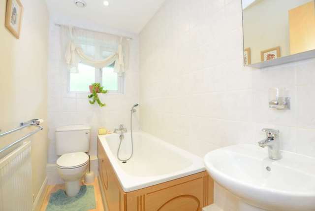  Image of 2 Bedroom Flat to rent at Union Court Bedford Street Berkhamsted, HP4 2ED