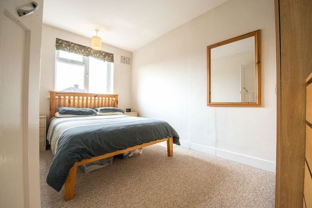  Image of 3 Bedroom Terraced for sale at Weedon Road  Aylesbury, HP19 9PE