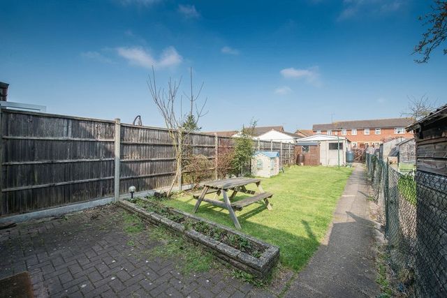  Image of 3 Bedroom Terraced for sale at Weedon Road  Aylesbury, HP19 9PE