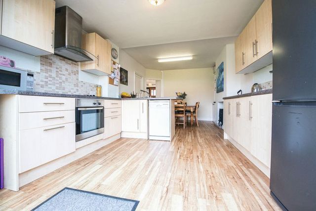  Image of 3 Bedroom Terraced for sale at Weedon Road  Aylesbury, HP19 9PE