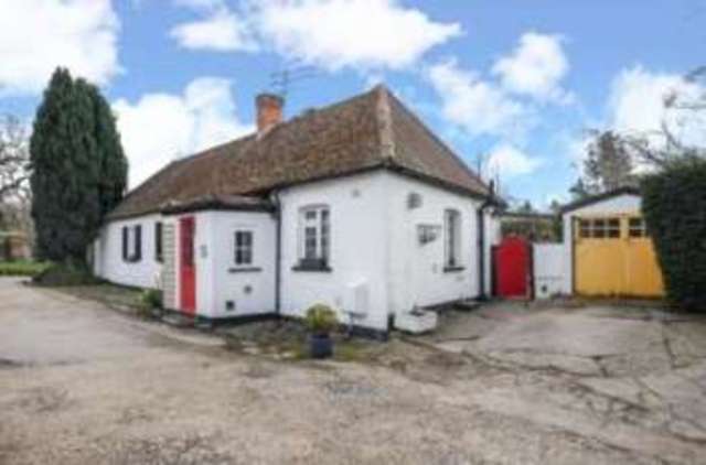  Image of 3 Bedroom Bungalow for sale at Eversley  Eversley Cross, RG27 0NN