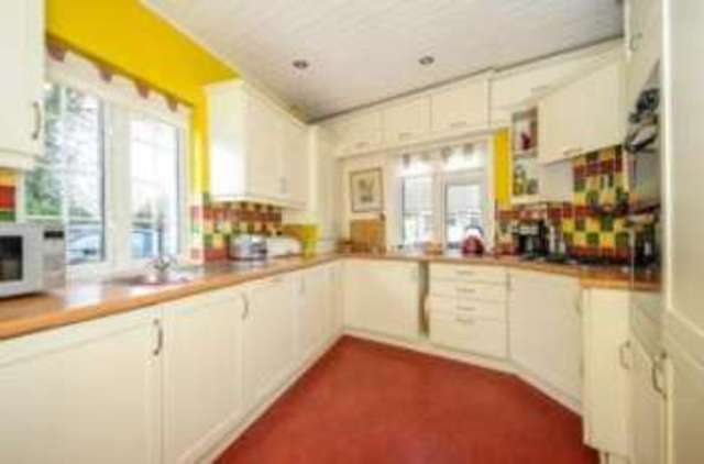 Image of 3 Bedroom Bungalow for sale at Eversley  Eversley Cross, RG27 0NN