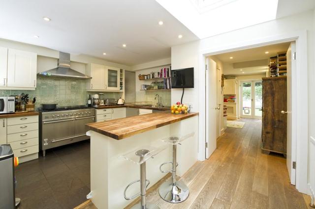  Image of 3 Bedroom Terraced to rent at Lillian Road  London, SW13 9JF