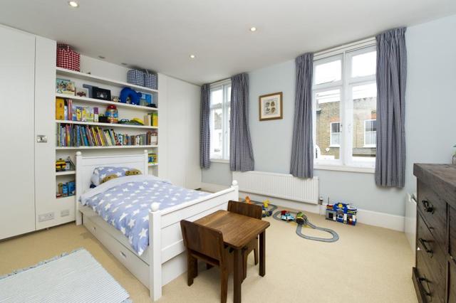  Image of 3 Bedroom Terraced to rent at Lillian Road  London, SW13 9JF