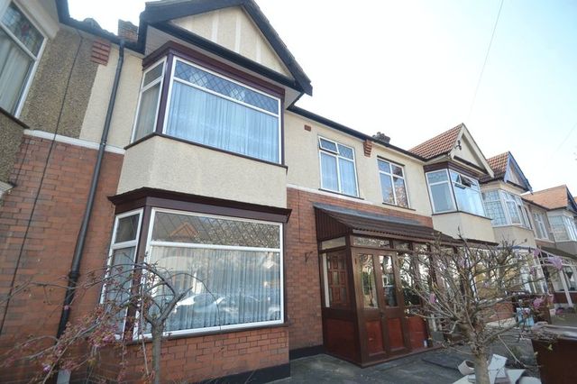  Image of 3 Bedroom Terraced to rent at Lyndhurst Gardens  Barking, IG11 9YB