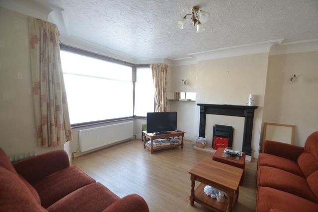  Image of 3 Bedroom Terraced to rent at Lyndhurst Gardens  Barking, IG11 9YB