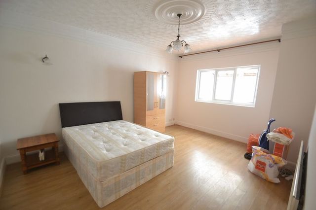  Image of 3 Bedroom Terraced to rent at Lyndhurst Gardens  Barking, IG11 9YB