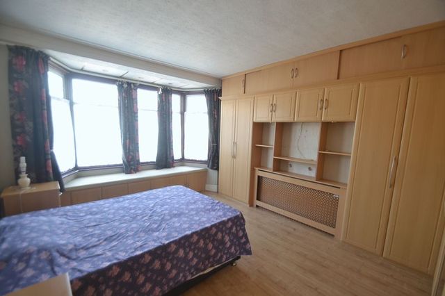  Image of 3 Bedroom Terraced to rent at Lyndhurst Gardens  Barking, IG11 9YB