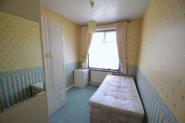  Image of 3 Bedroom Terraced to rent at Lyndhurst Gardens  Barking, IG11 9YB