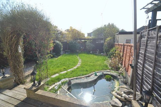  Image of 3 Bedroom Terraced to rent at Lyndhurst Gardens  Barking, IG11 9YB