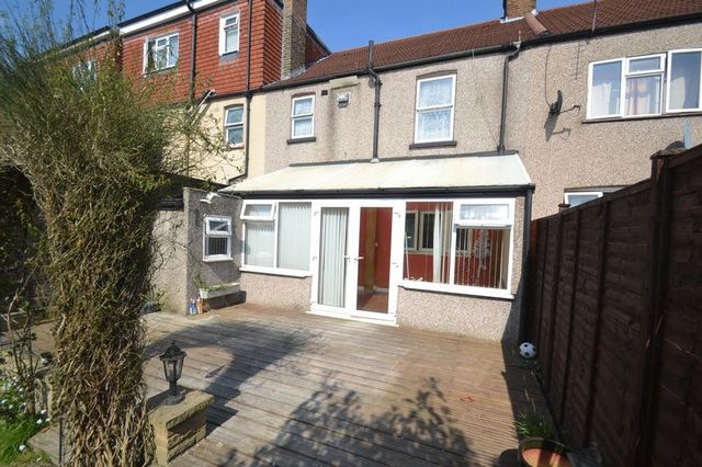 Image of 3 Bedroom Terraced to rent at Lyndhurst Gardens  Barking, IG11 9YB