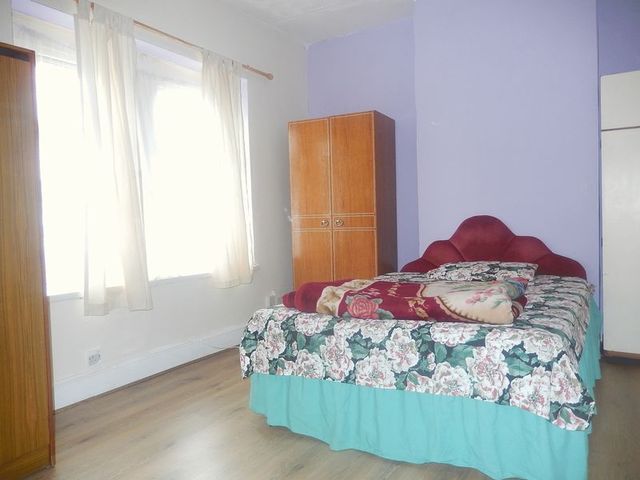  Image of 5 Bedroom Terraced to rent at Ninian Park Road  Cardiff, CF11 6HY