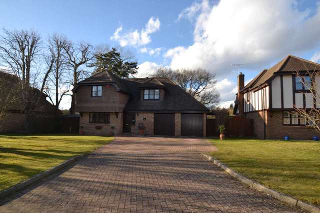  Image of 4 Bedroom Detached to rent at Rye Field  Ashtead, KT21 2EH
