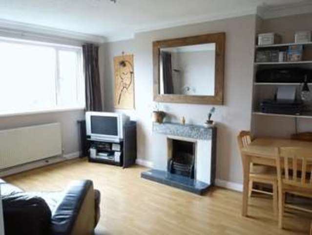  Image of 2 Bedroom Flat to rent at Park Court Park Road Hampton Wick, KT1 4AX