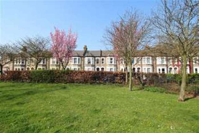  Image of 3 Bedroom Flat to rent at Streatham Hill, SW2 3RS