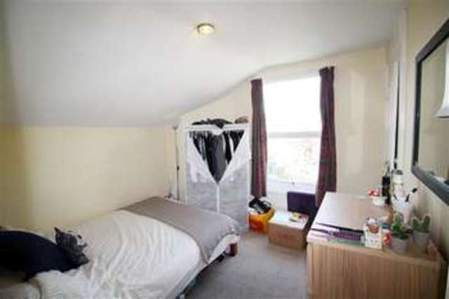  Image of 3 Bedroom Flat to rent at Streatham Hill, SW2 3RS