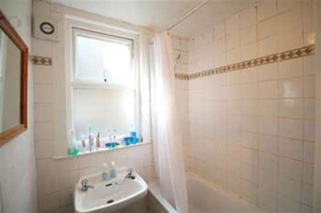  Image of 3 Bedroom Flat to rent at Streatham Hill, SW2 3RS